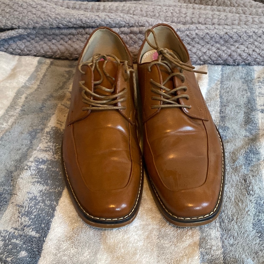 I am selling a pair of Madden dress shoes, they are slightly used shoes!